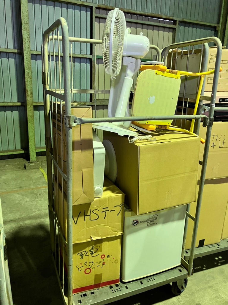 雑貨まとめ （冷蔵庫 2ドア ハイセンス HR-A42JW 2015\ VHSテープ \扇風機 \シーリングライト\子供椅子 など ） 現状