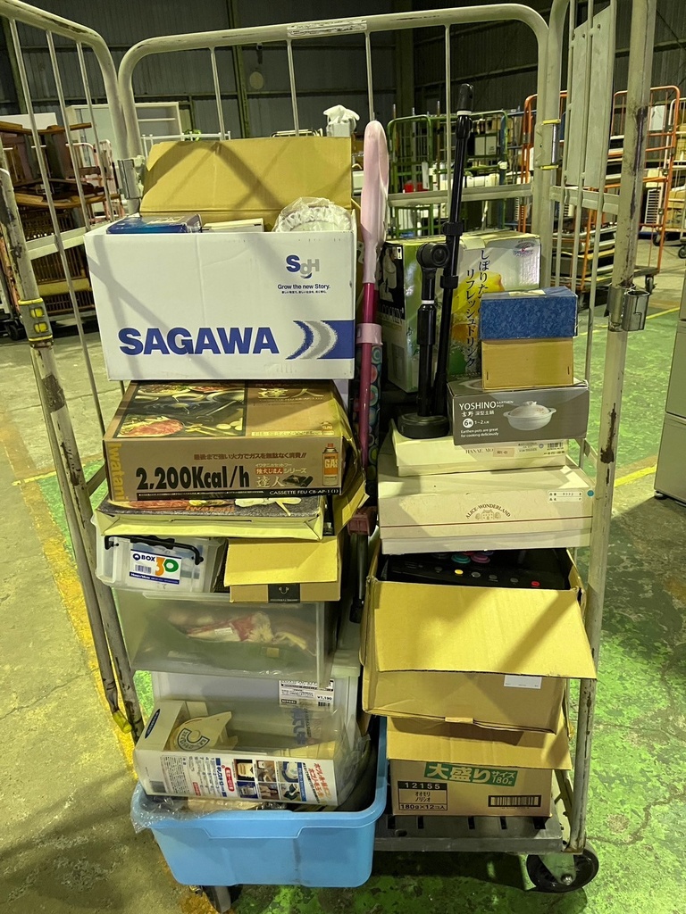 雑貨まとめ（調理器具、折りたたみテーブル、贈答品タオルなど）