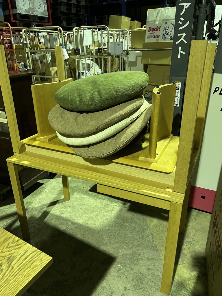 家具まとめ（カリモクデスク*2、アクタス座布団*6、カリモクローテーブル ）